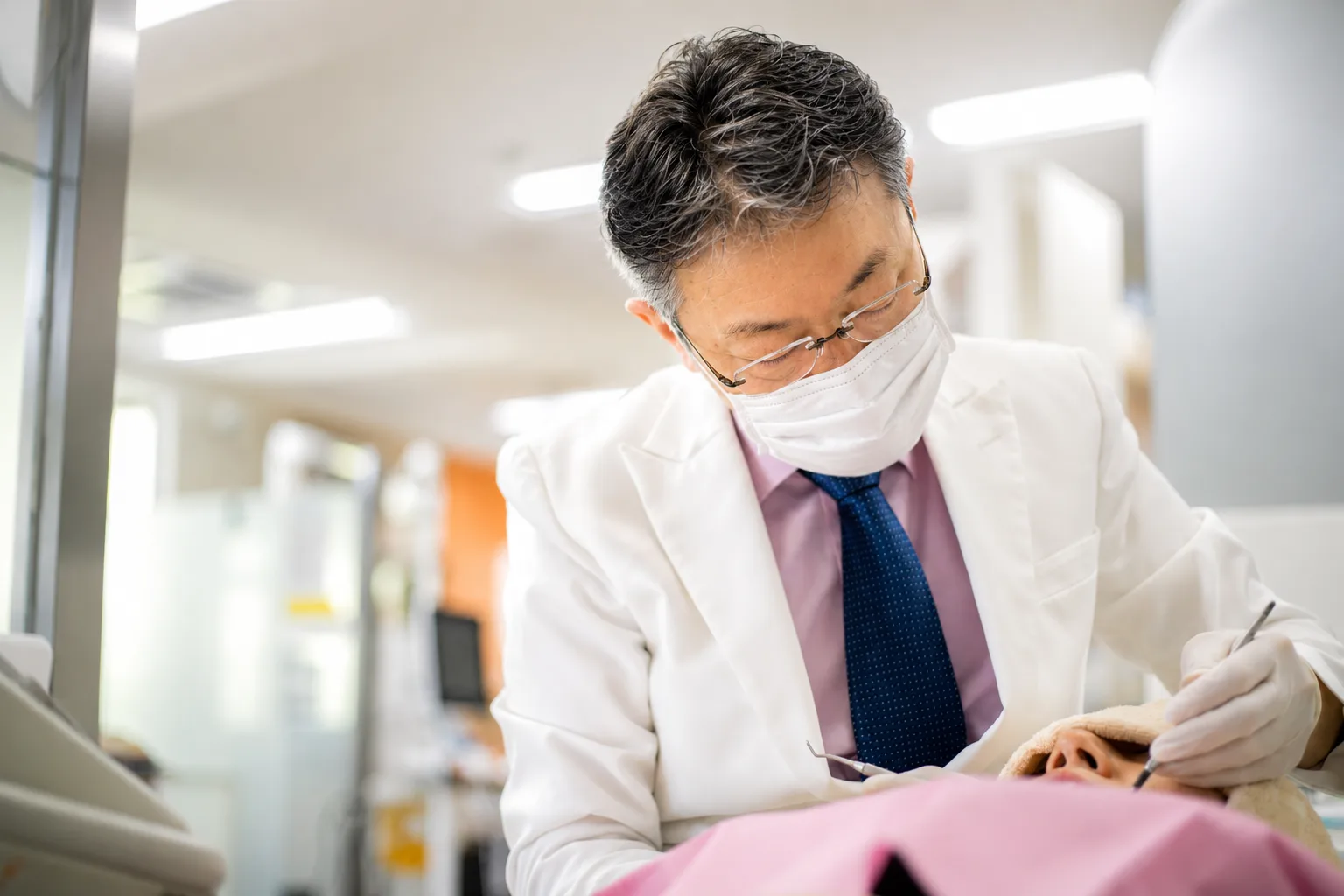 治療中の院長
